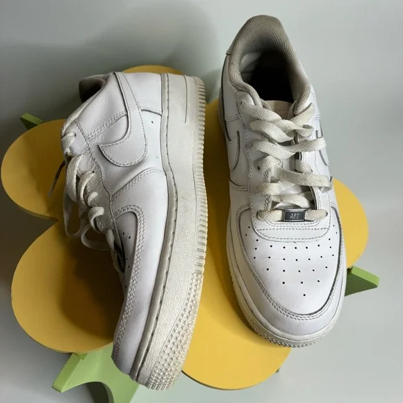 👟 NIKE AIR FORCE ONES - WOMANS SIZE 7 👟 - Picture 3 of 9